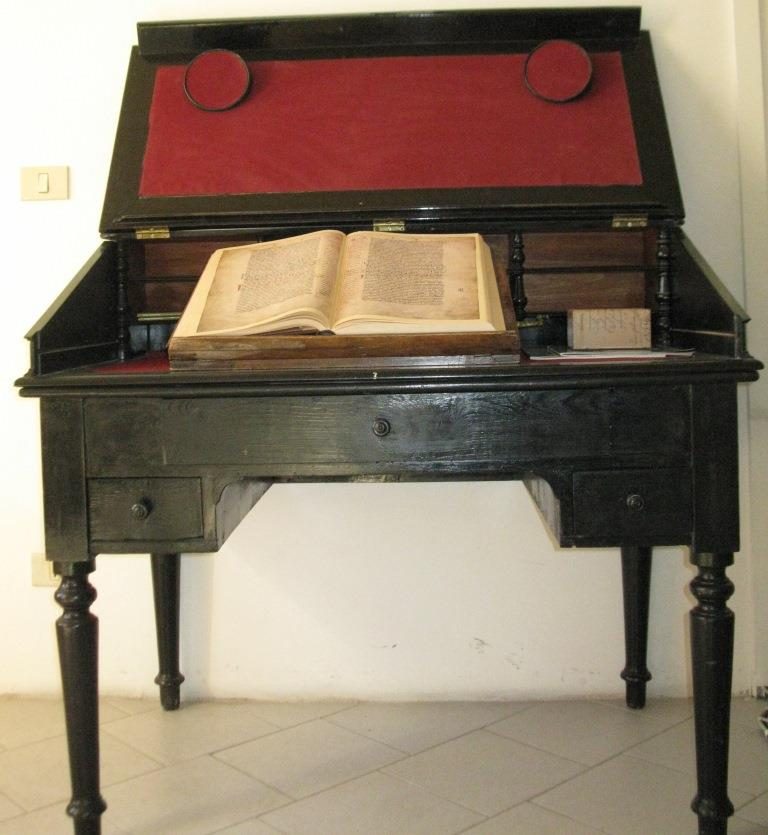 Salvatore Tommasi's writing desk.JPG